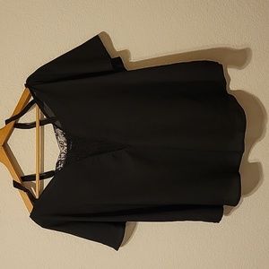 🫧 Torrid Black adjustable strap flare cold shoulder sleeve blouse Size 2 EUC